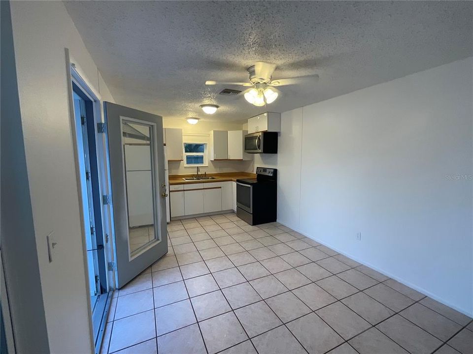 For Rent: $1,600 (2 beds, 1 baths, 700 Square Feet)