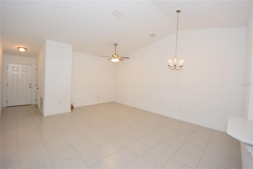 For Rent: $1,750 (3 beds, 2 baths, 1211 Square Feet)