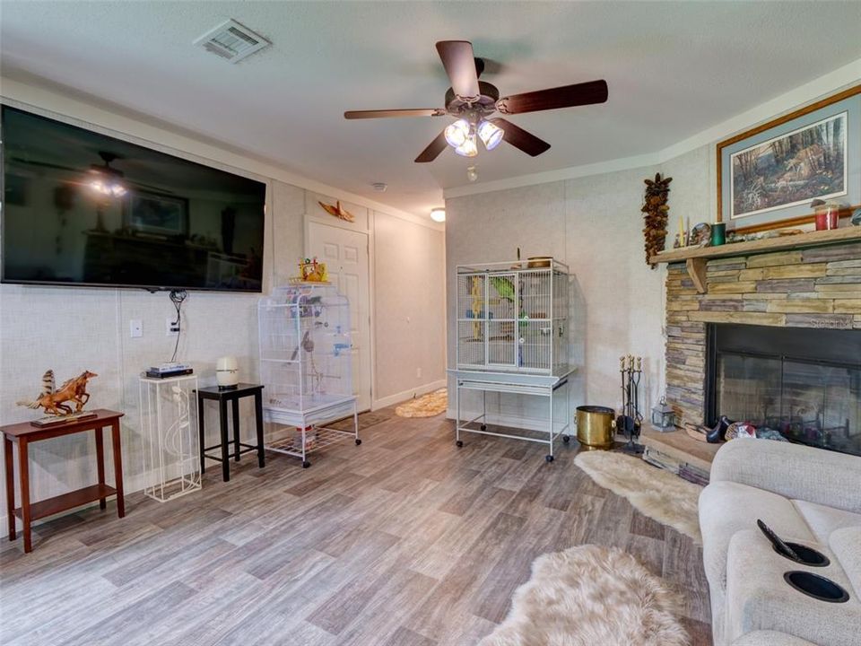 For Sale: $339,000 (2 beds, 2 baths, 1024 Square Feet)