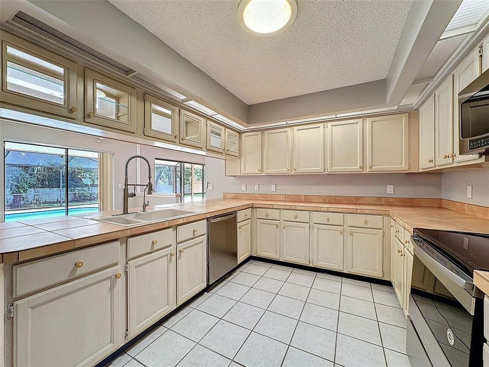 Kitchen/ Pool view