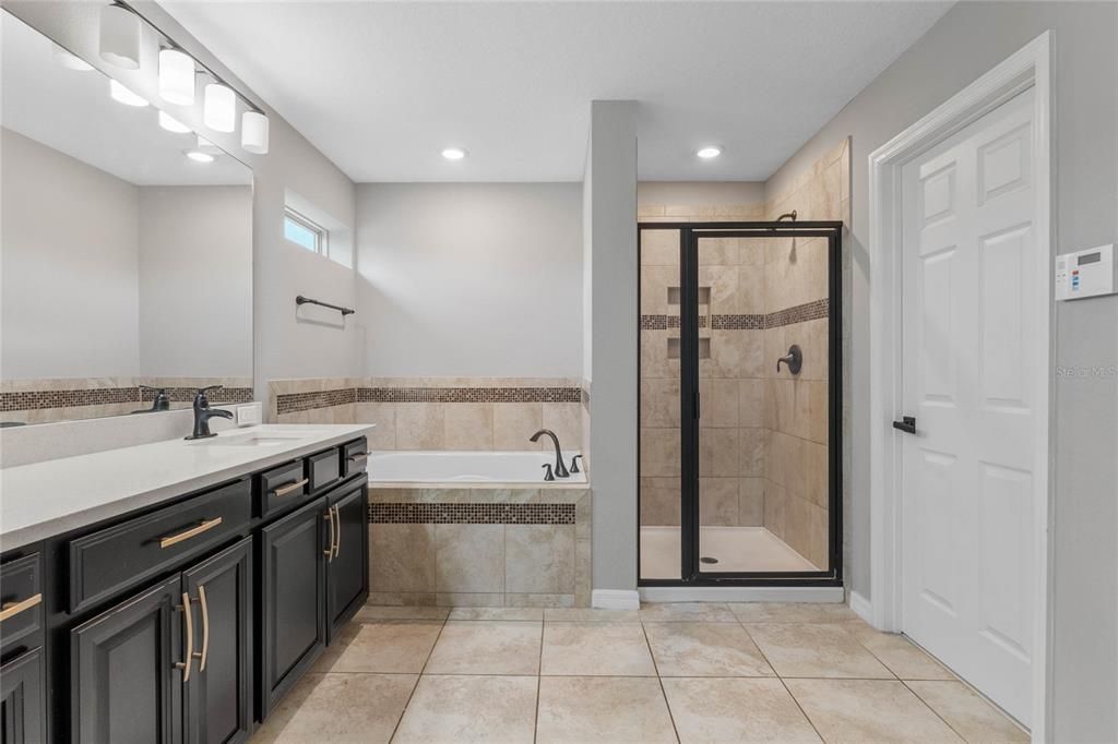 Master Bath w/ 2 Sinks, Garden Tub & Separate Shower