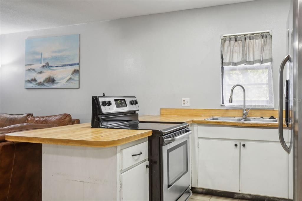 Active With Contract: $329,900 (3 beds, 2 baths, 1268 Square Feet)