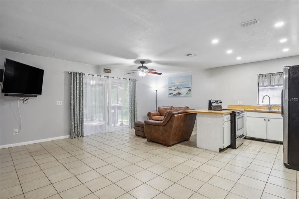 Active With Contract: $329,900 (3 beds, 2 baths, 1268 Square Feet)