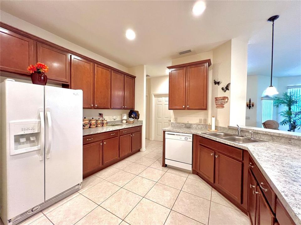 Bi-level breakfast bar in kitchen open to great rm