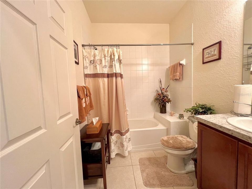 Hall bathroom w/ nice tub/shower combo