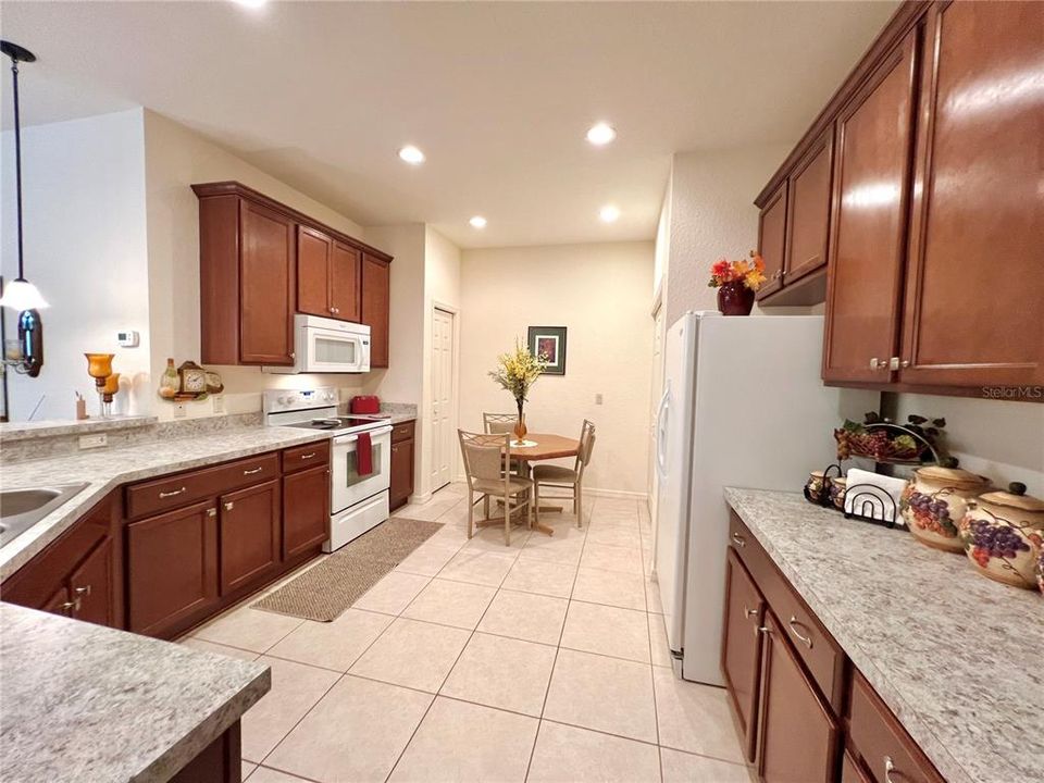 Lovely kitchen w/ lots of cabinets