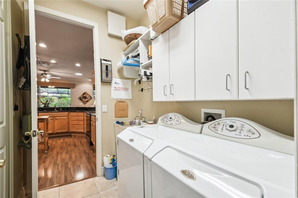 LAUNDRY ROOM W/UTILITY SINK