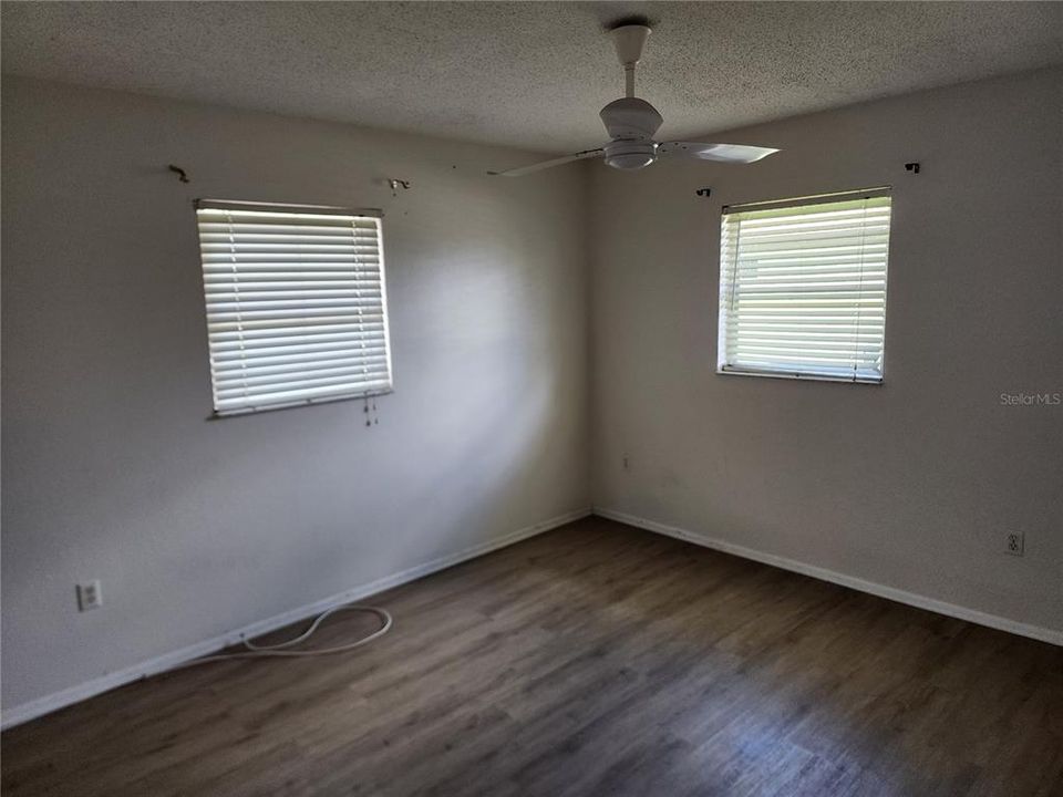 Active With Contract: $199,900 (2 beds, 2 baths, 936 Square Feet)