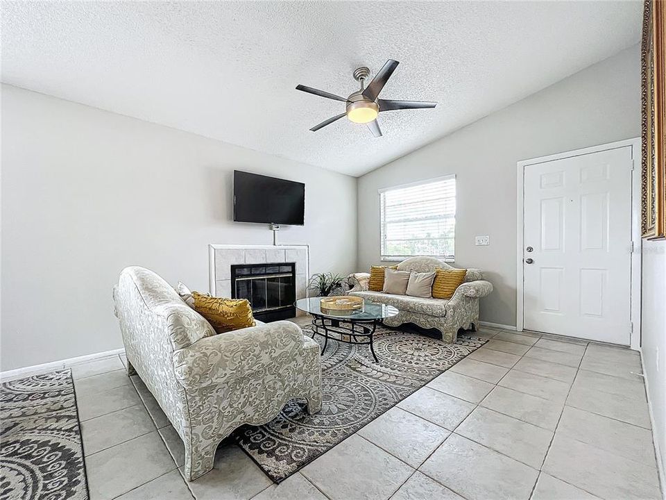 For Sale: $190,000 (2 beds, 2 baths, 912 Square Feet)