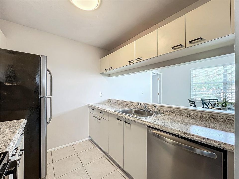 For Sale: $190,000 (2 beds, 2 baths, 912 Square Feet)