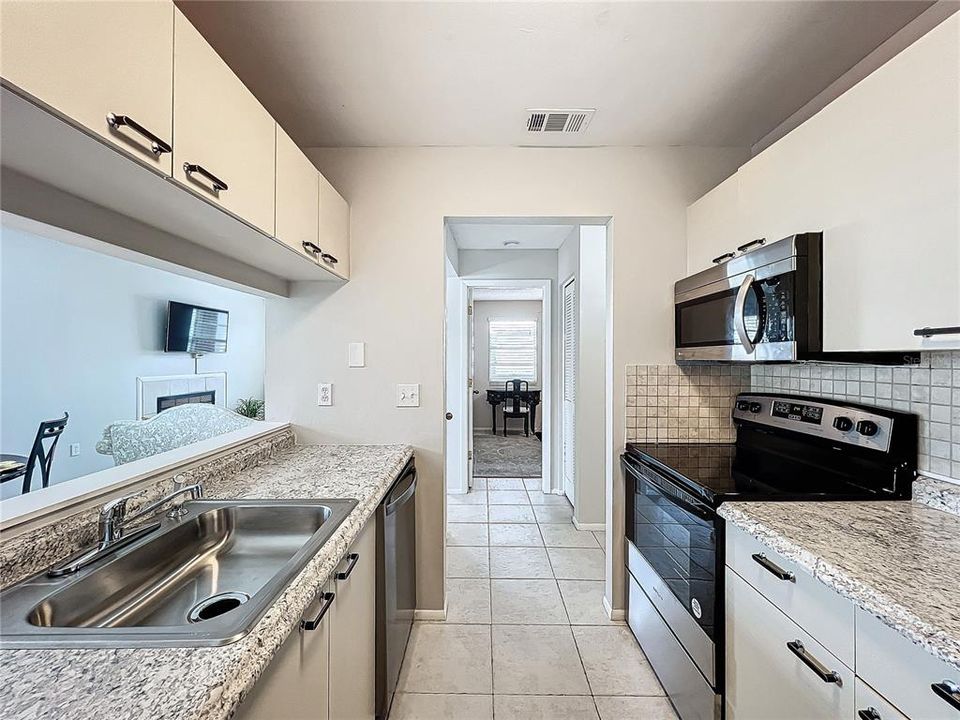 For Sale: $190,000 (2 beds, 2 baths, 912 Square Feet)