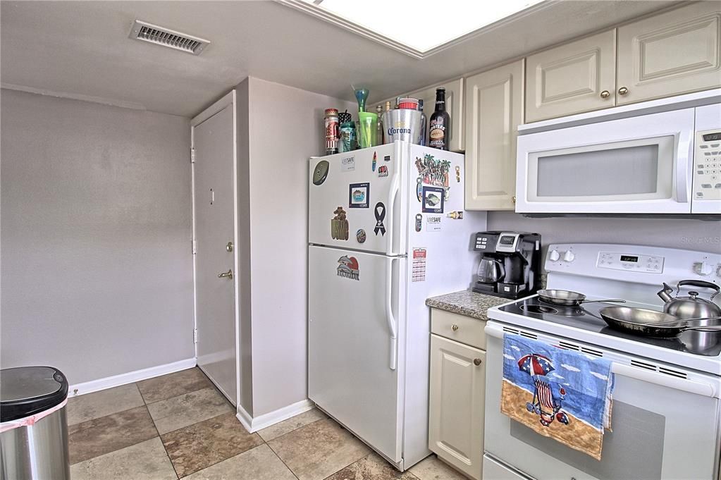 For Sale: $285,000 (2 beds, 1 baths, 1100 Square Feet)