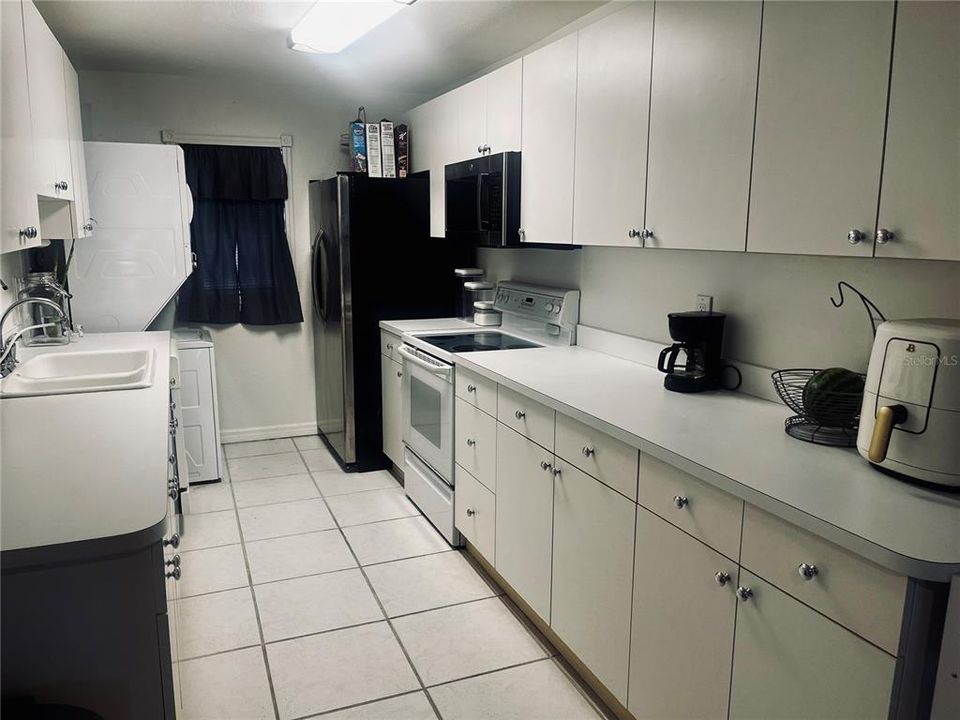 For Sale: $135,900 (1 beds, 1 baths, 774 Square Feet)