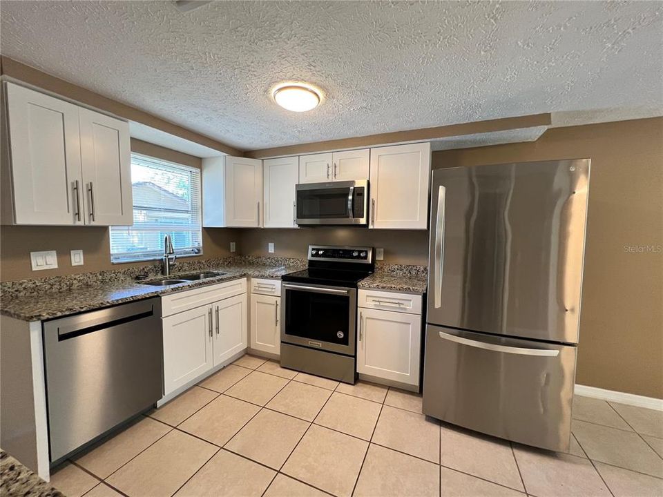 For Rent: $1,350 (2 beds, 1 baths, 1584 Square Feet)