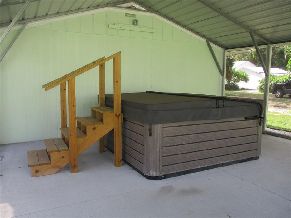 SPA IN SCREEN ENCLOSURE