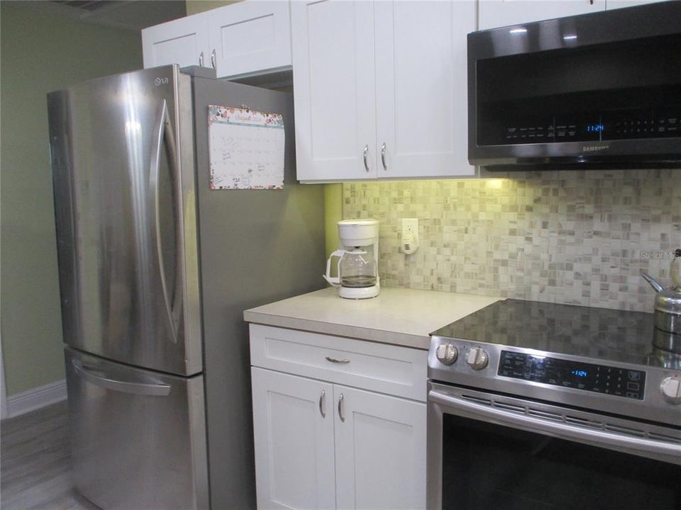 KITCHEN WITH NEWER APPLIANCES