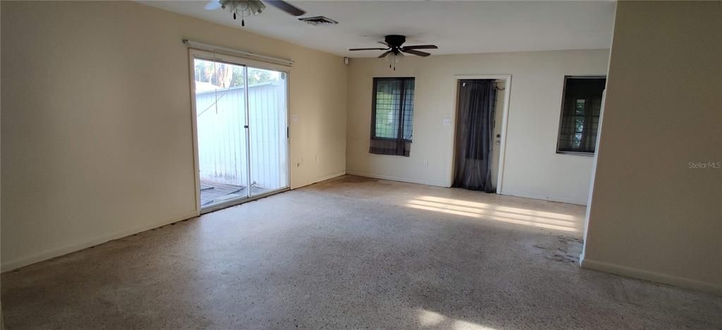 Active With Contract: $150,000 (2 beds, 1 baths, 988 Square Feet)