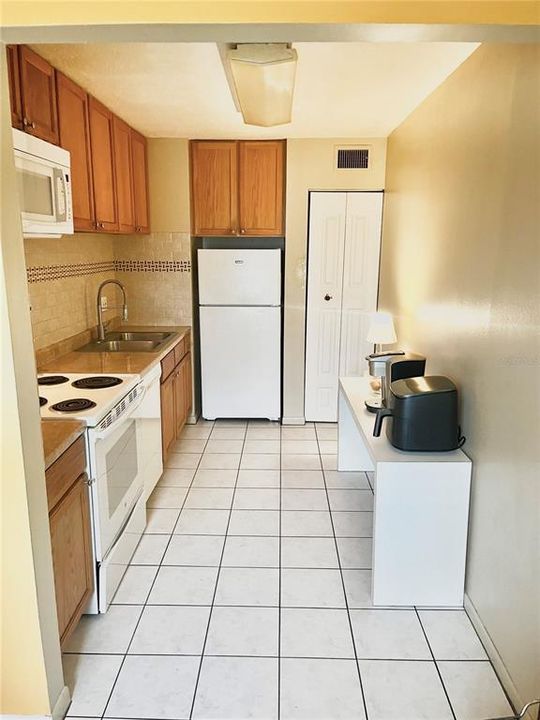 For Rent: $1,550 (2 beds, 1 baths, 885 Square Feet)