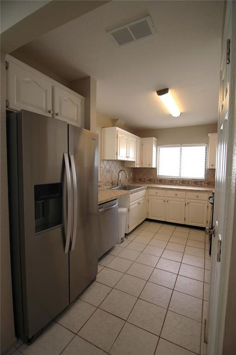 For Rent: $3,200 (4 beds, 2 baths, 1730 Square Feet)