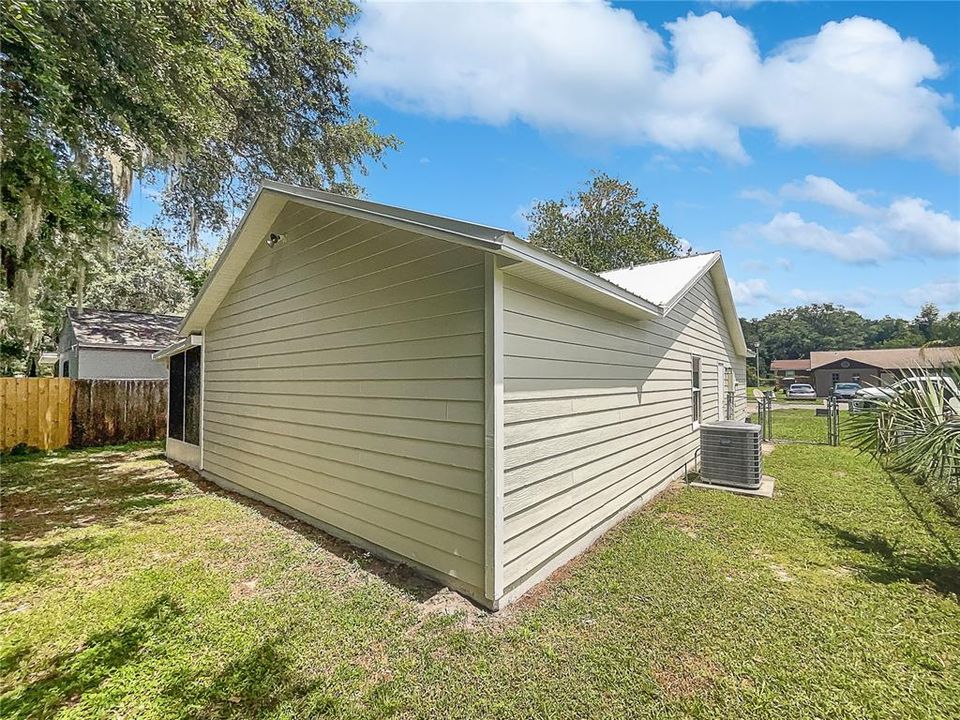 Active With Contract: $220,000 (2 beds, 2 baths, 1051 Square Feet)