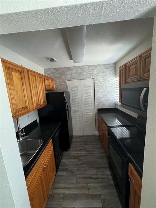 For Rent: $1,400 (1 beds, 1 baths, 683 Square Feet)