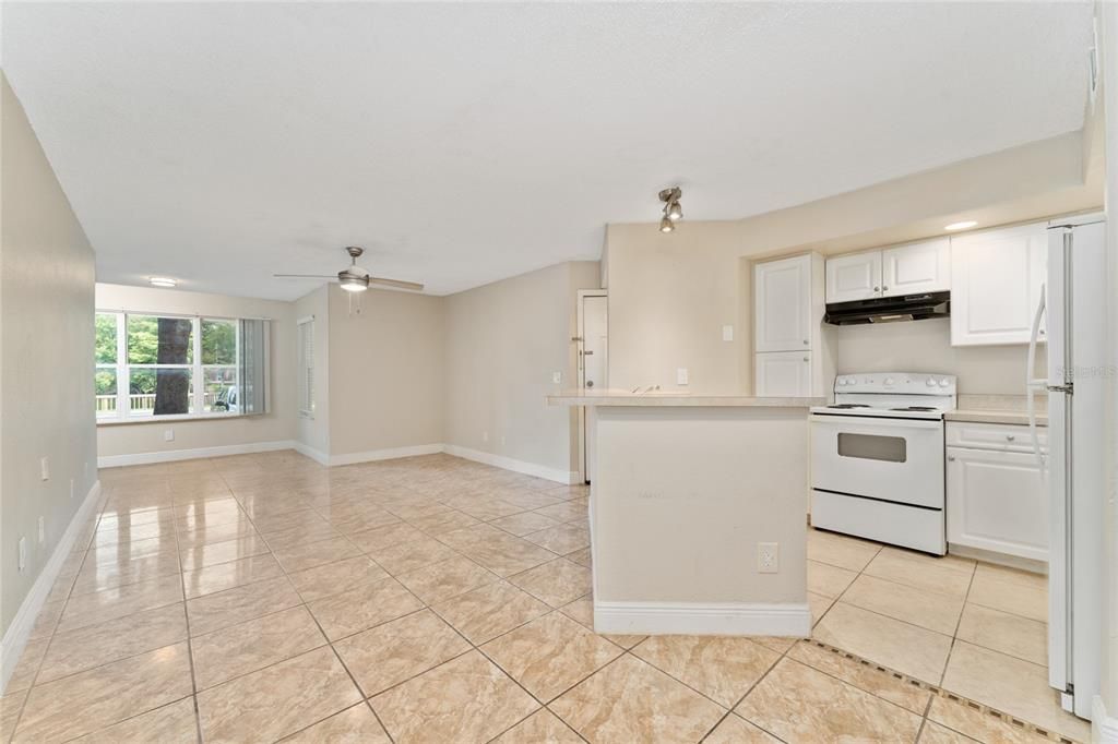 Active With Contract: $144,000 (1 beds, 1 baths, 735 Square Feet)