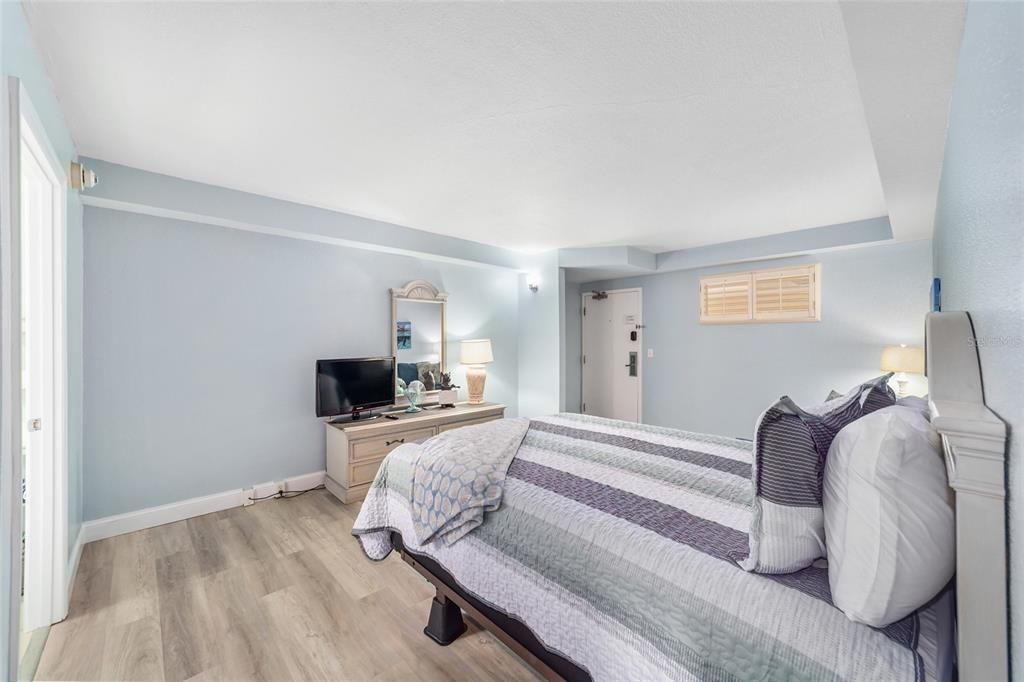 Active With Contract: $175,000 (1 beds, 1 baths, 730 Square Feet)