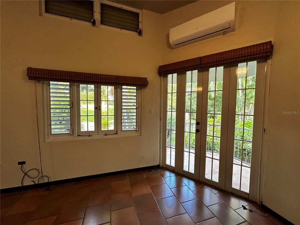 Activo con contrato: $575,000 (4 camas, 3 baños, 2900 Pies cuadrados)