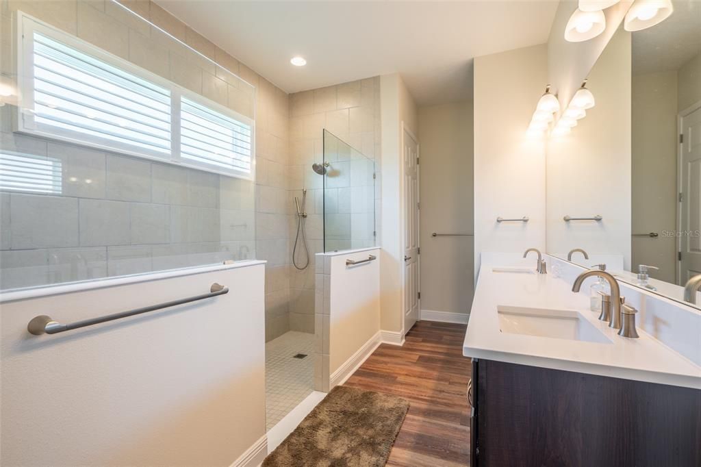 WOW, THIS FRAMLESS DOUBLE SHOWER IS A SHOW STOPPER.