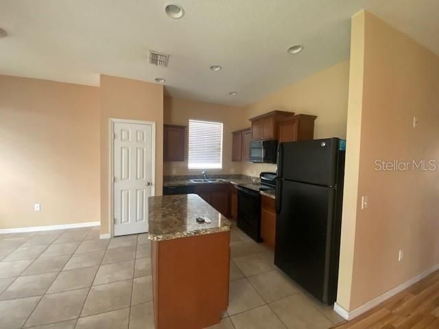 For Rent: $1,900 (3 beds, 2 baths, 1398 Square Feet)