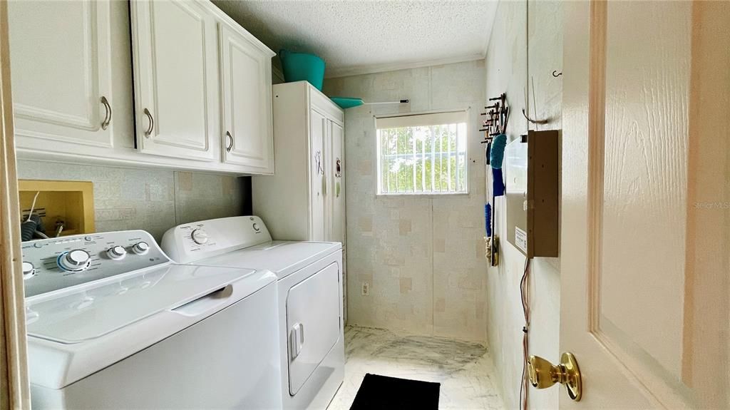 Active With Contract: $199,900 (2 beds, 2 baths, 1477 Square Feet)