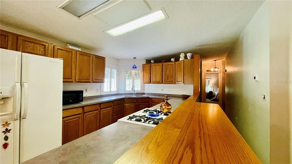 Active With Contract: $199,900 (2 beds, 2 baths, 1477 Square Feet)