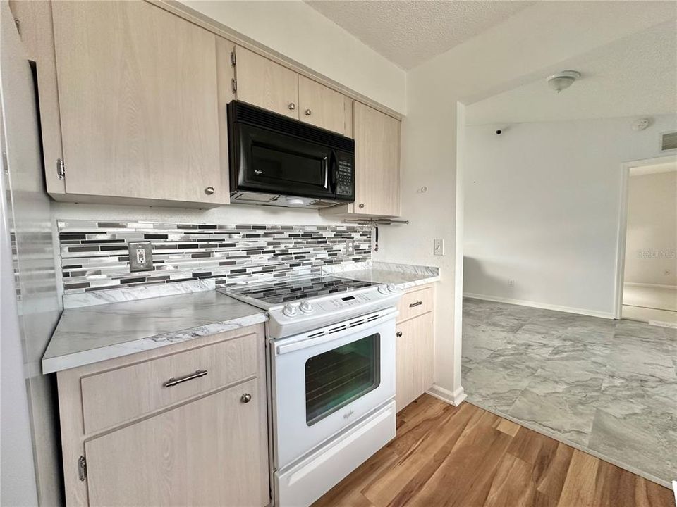 Active With Contract: $230,000 (2 beds, 2 baths, 1220 Square Feet)