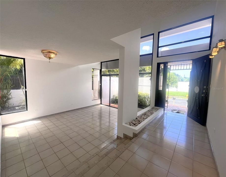 Activo con contrato: $625,000 (4 camas, 2 baños, 2535 Pies cuadrados)