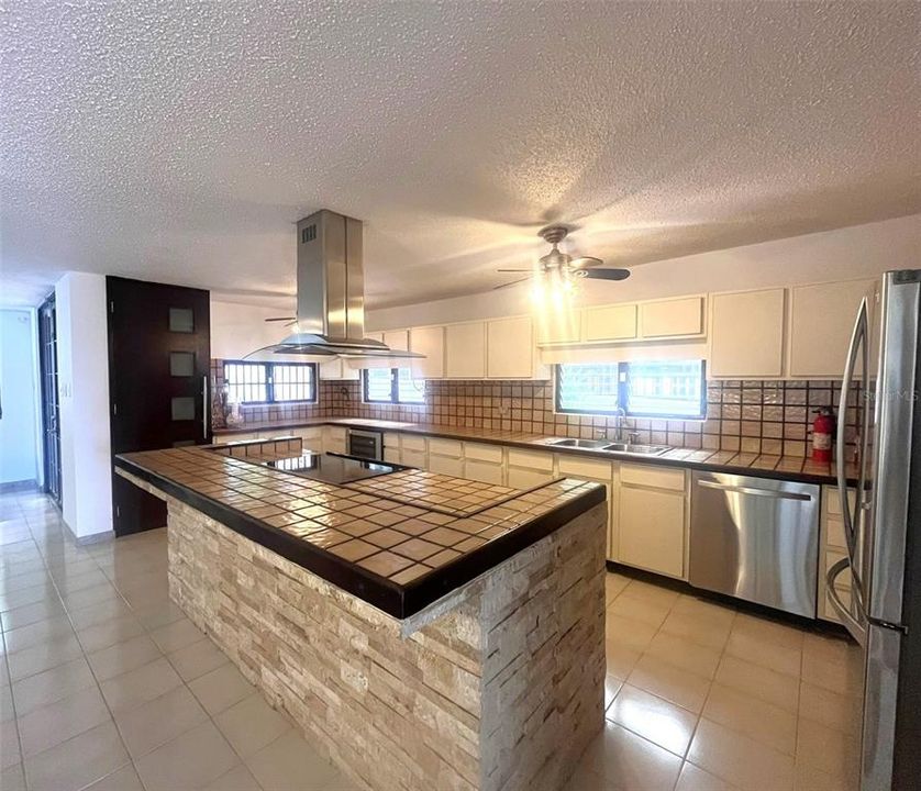 Activo con contrato: $625,000 (4 camas, 2 baños, 2535 Pies cuadrados)