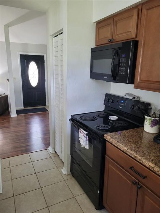 For Sale: $238,000 (2 beds, 1 baths, 984 Square Feet)