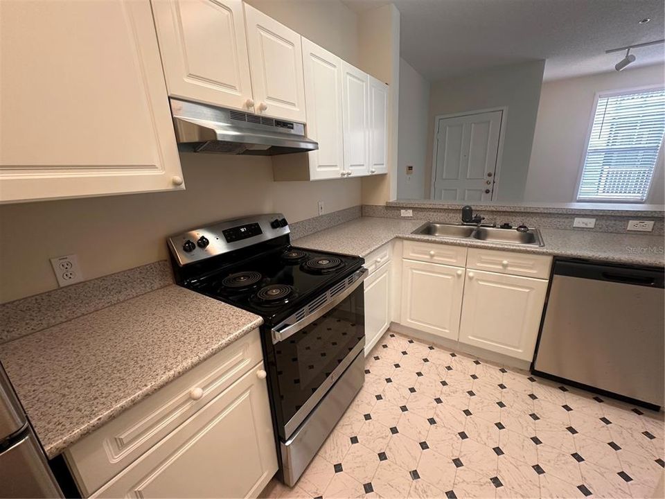 For Rent: $1,800 (1 beds, 1 baths, 773 Square Feet)