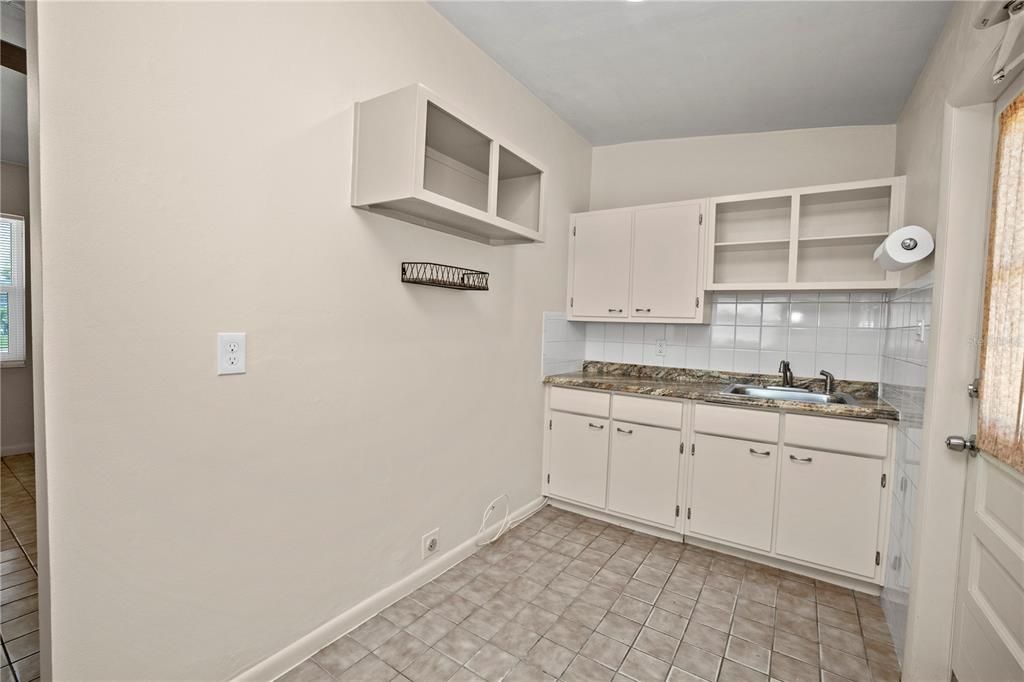 For Sale: $165,000 (1 beds, 1 baths, 525 Square Feet)