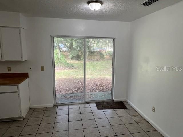 For Rent: $1,300 (3 beds, 1 baths, 984 Square Feet)