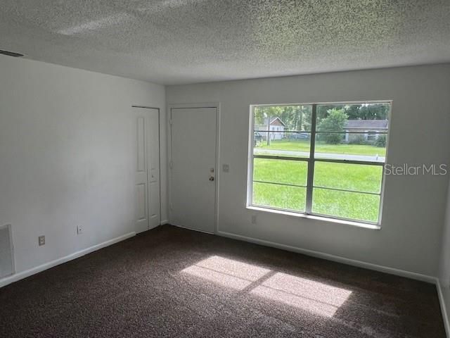 For Rent: $1,300 (3 beds, 1 baths, 984 Square Feet)