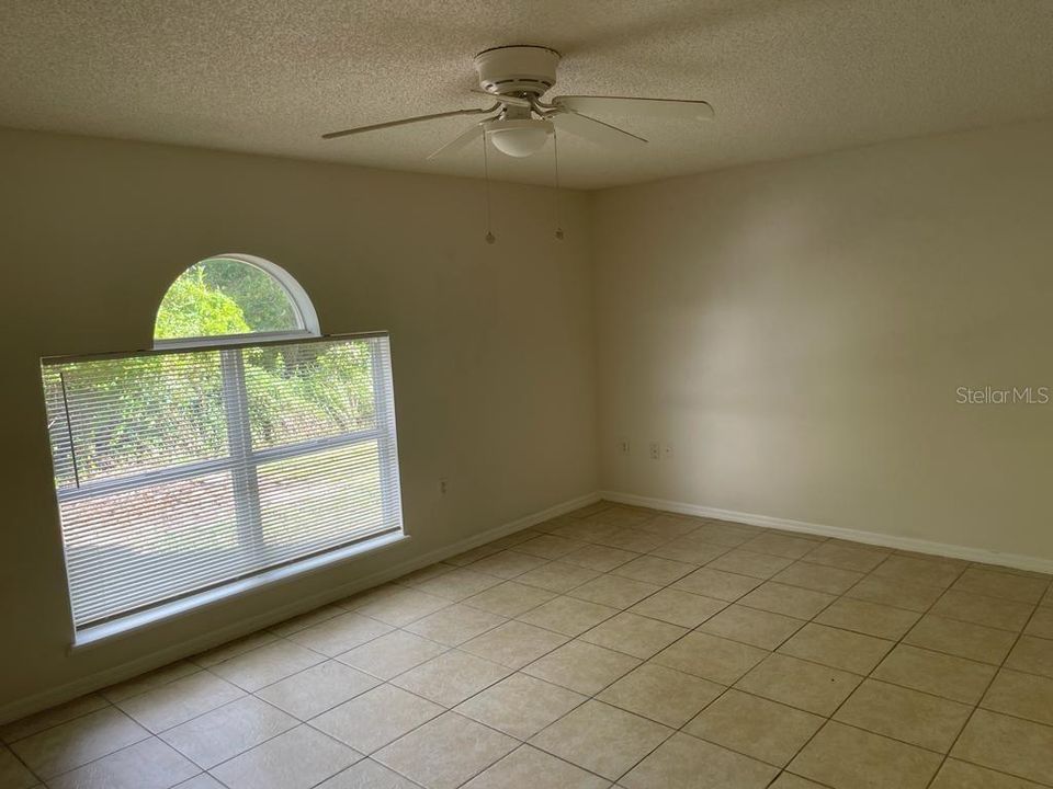 For Rent: $1,900 (4 beds, 2 baths, 2200 Square Feet)