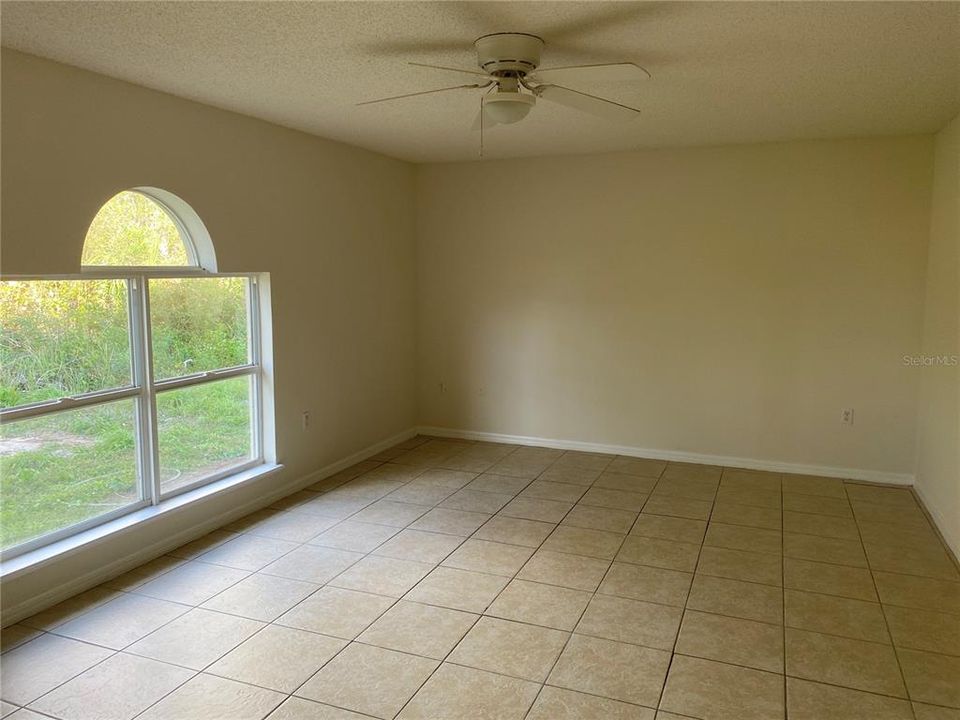 For Rent: $1,900 (4 beds, 2 baths, 2200 Square Feet)