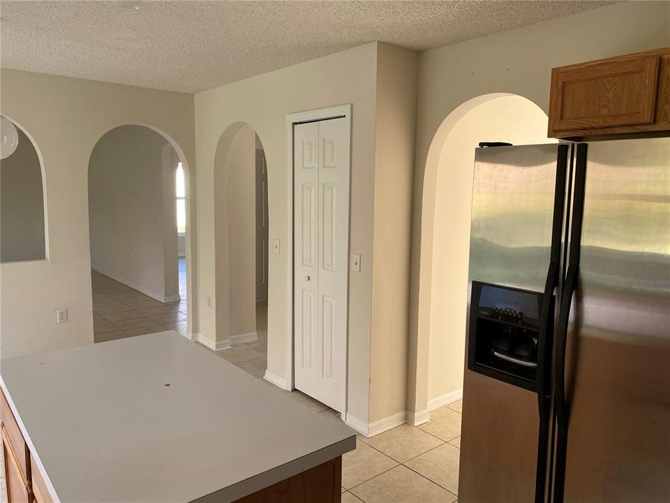 For Rent: $1,900 (4 beds, 2 baths, 2200 Square Feet)