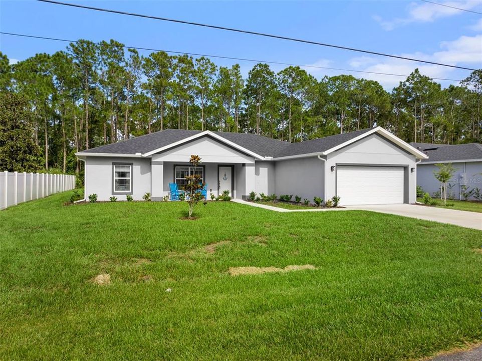 Large Front Yard w/2 Car Garage