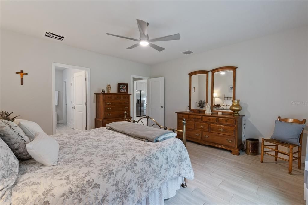 Master Bedroom w/Ensuite Bathroom