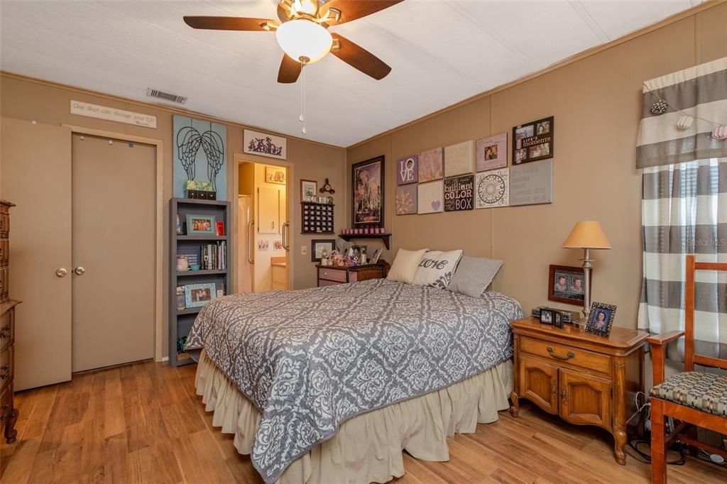 Active With Contract: $89,900 (2 beds, 2 baths, 960 Square Feet)