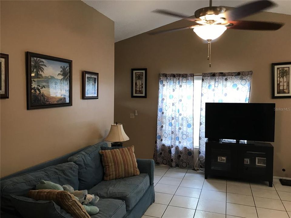 Active With Contract: $1,750 (2 beds, 2 baths, 940 Square Feet)