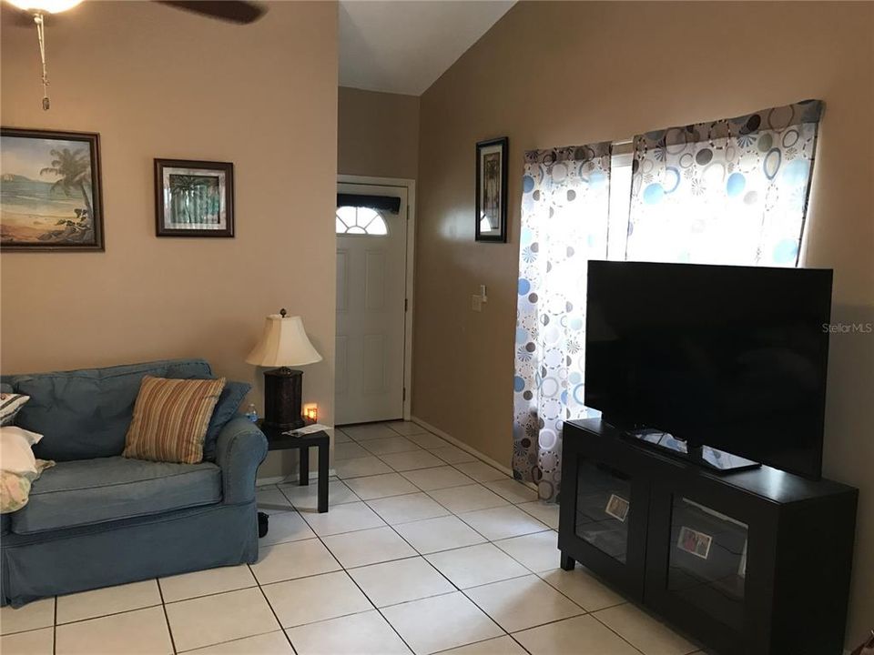 Active With Contract: $1,750 (2 beds, 2 baths, 940 Square Feet)