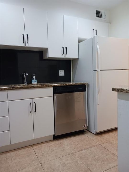 For Sale: $232,500 (2 beds, 2 baths, 938 Square Feet)