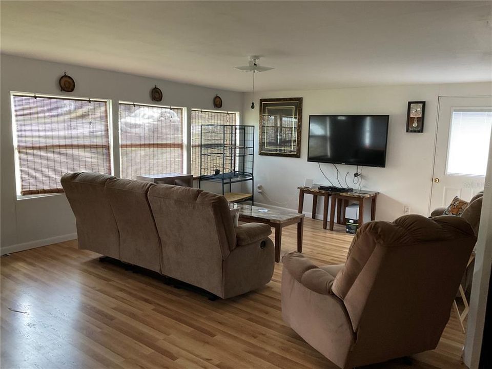 For Sale: $105,000 (2 beds, 1 baths, 952 Square Feet)